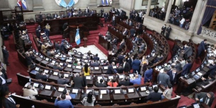 Diputados buscarán juramentar a magistrado ante la CC