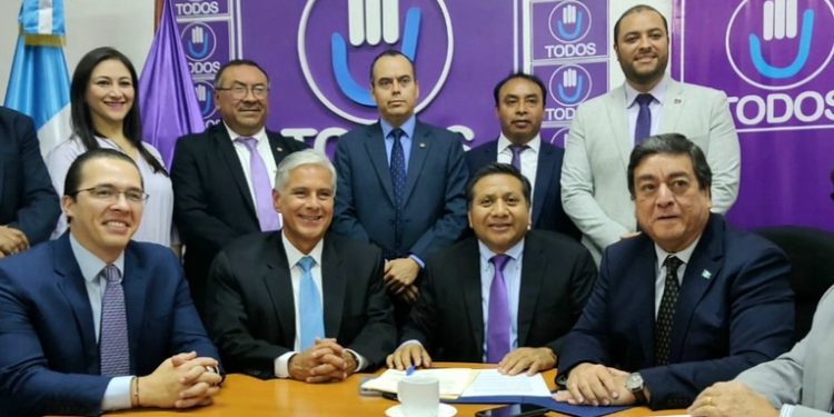 Diputados de la bancada TODOS presentan iniciativa de ley para reducir el Impuesto Sobre la Renta