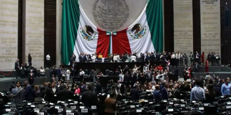 Diputados de México eliminan siete órganos reguladores