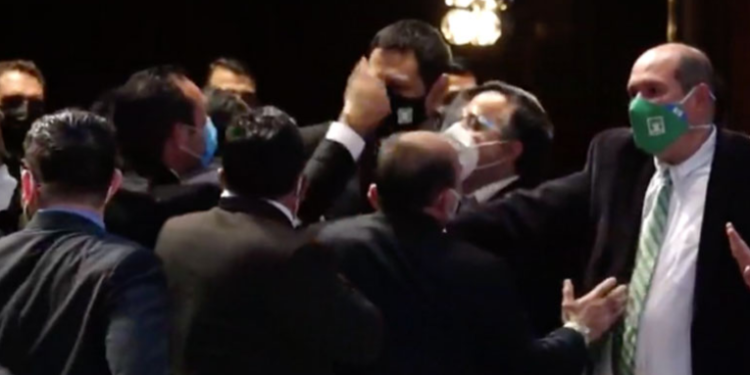 Diputados discuten en sesión para la anulación del presupuesto 2021