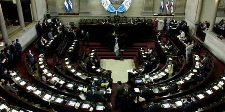 Diputados piden informe al IGSS para ver vialidad de otorgar servicios a trabajadores por contrato