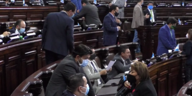 Diputados rechazan declararse en sesión permanente