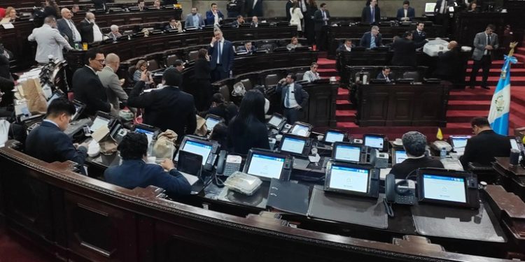 Diputados seguirán recibiendo aumento salarial tras falta de quórum en el Congreso
