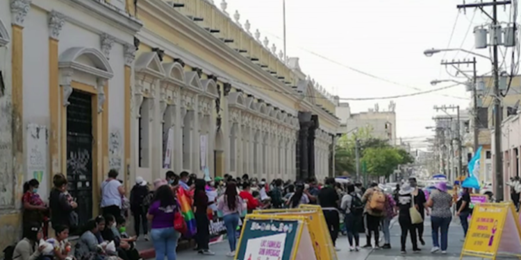 Diputados y grupos de la Sociedad Civil protestan por la Ley de la vida y la familia