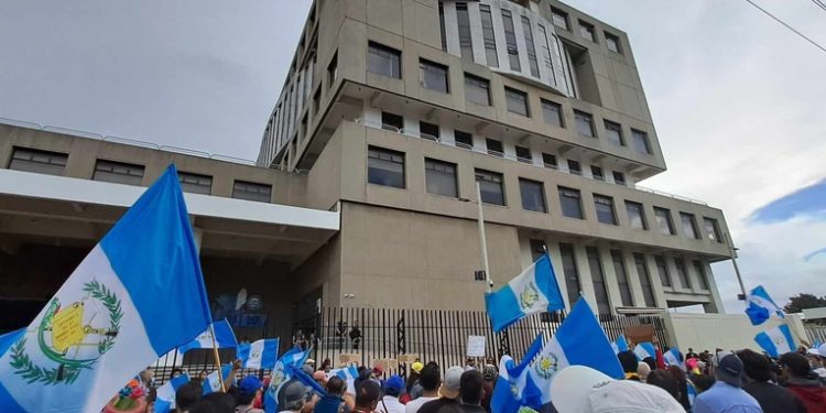 Dirigentes de protesta evalúan nuevas medidas para exigir renuncia de jefa del MP