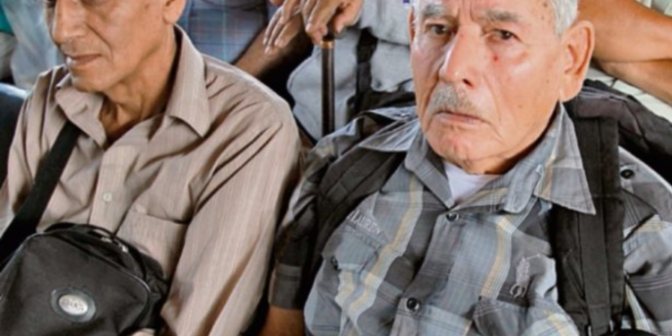 Discusión acalorada se vivió dentro de la bancada podemos debido al tema del Programa Adulto Mayor.