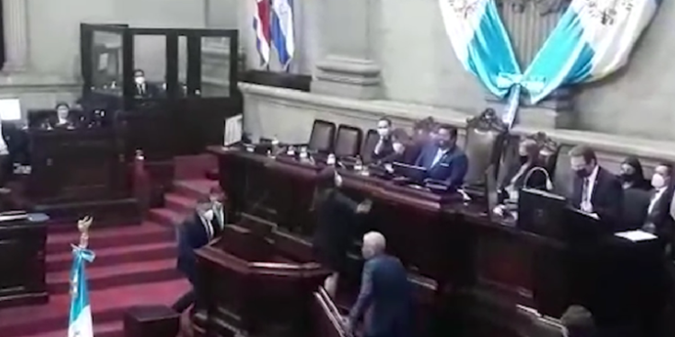 Discusión en el congreso por estado de calamidad provoca gritos, empujones e insultos