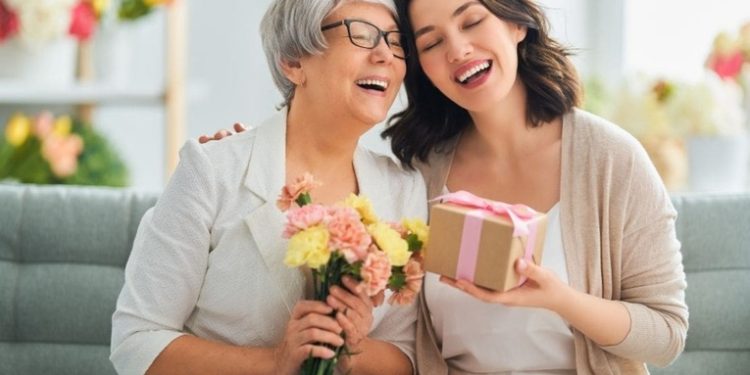 Distintos comercios se preparan para el Día de la Madre