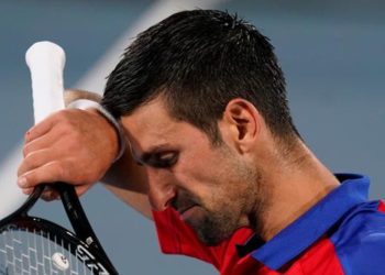 Djokovic espera en asilo para migrantes que corte falle sobre su apelación para entrar a Australia