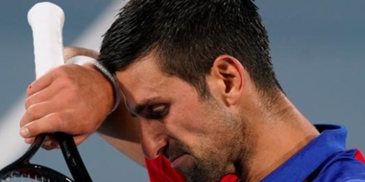 Djokovic espera en asilo para migrantes que corte falle sobre su apelación para entrar a Australia
