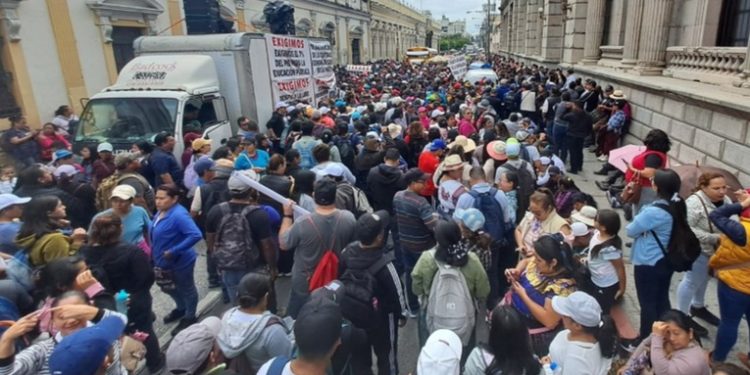 Docentes marchan en la capital para exigir avances en el pacto colectivo de trabajo
