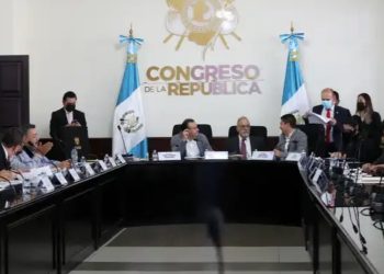 Dos aspirantes a PDH declinan de continuar en la lucha por el cargo