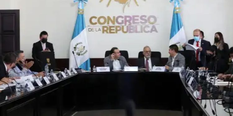 Dos aspirantes a PDH declinan de continuar en la lucha por el cargo