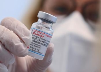 Dos dosis de vacuna protegerí­an contra la variante delta