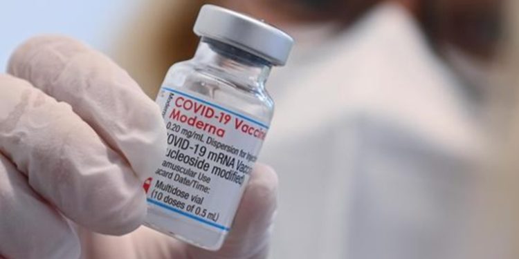 Dos dosis de vacuna protegerían contra la variante delta