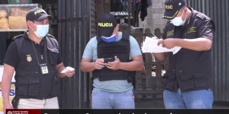 Capturan a dos empleados bancarios acusados de robar 300 mil quetzales a través de cuentas
