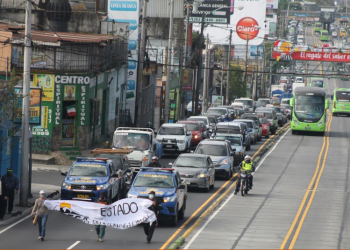 Dos manifestaciones crean caos vehicular en zona 9