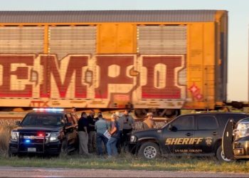 Dos migrantes mueren sofocados a bordo de un tren al sur de Texas