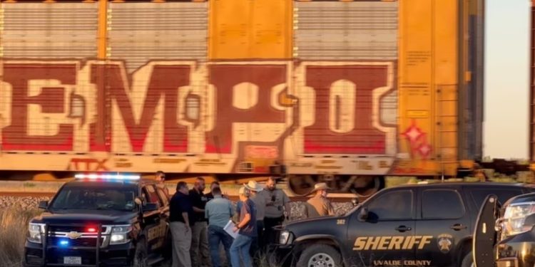 Dos migrantes mueren sofocados a bordo de un tren al sur de Texas