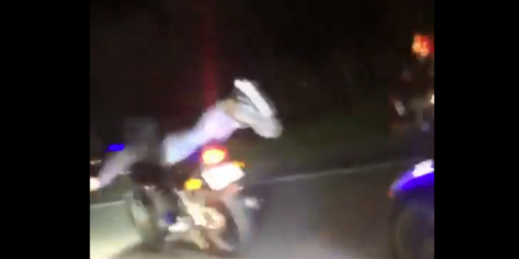 Dos motoristas adoptan postura peligrosa en Petén