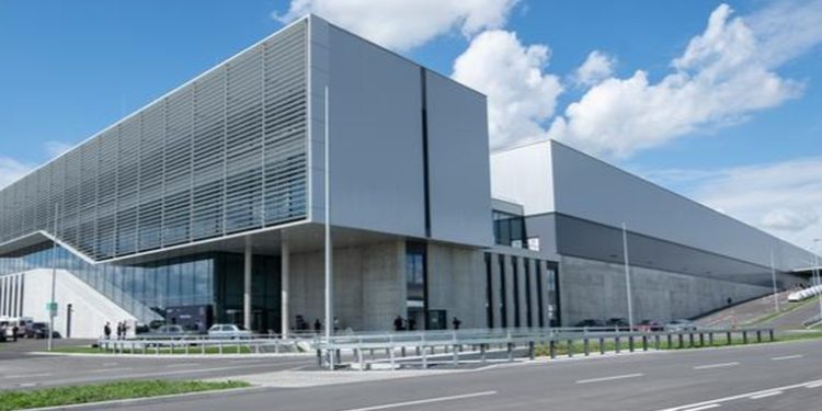 Dos muertos por disparos en una planta alemana de Mercedes-Benz