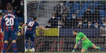 Dos penaltis condenan al Atleti a otro empate