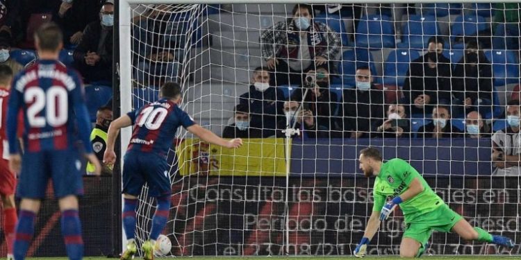 Dos penaltis condenan al Atleti a otro empate