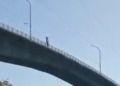 Dos personas se lanzan desde las alturas del puente Rí­o Dulce