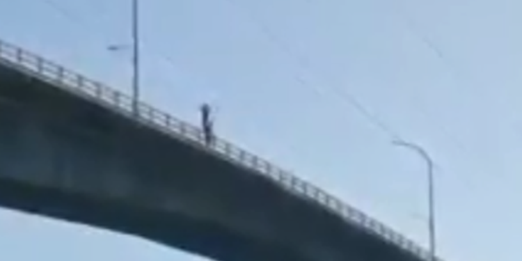 Dos personas se lanzan desde las alturas del puente Río Dulce