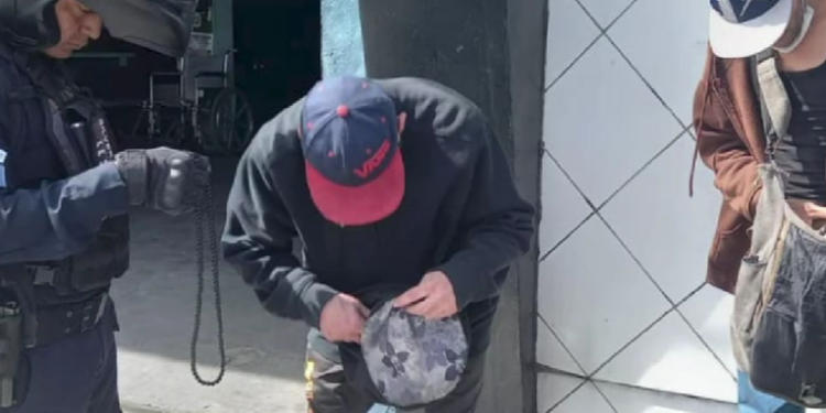 Dos presuntos asaltantes que operaban en el interior de un autobús fueron vapuleados