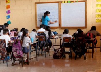 Dosis a maestros deberá esperar por falta de vacunas