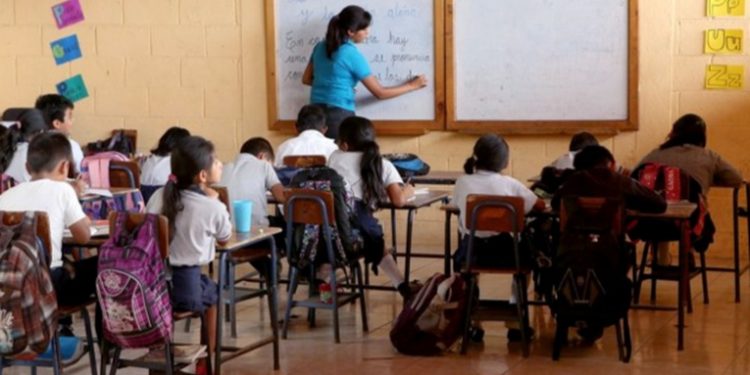 Dosis a maestros deberá esperar por falta de vacunas