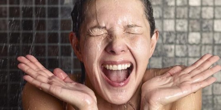 Ducharse con agua frí­a podrí­a tener más beneficios para la salud de los que piensa