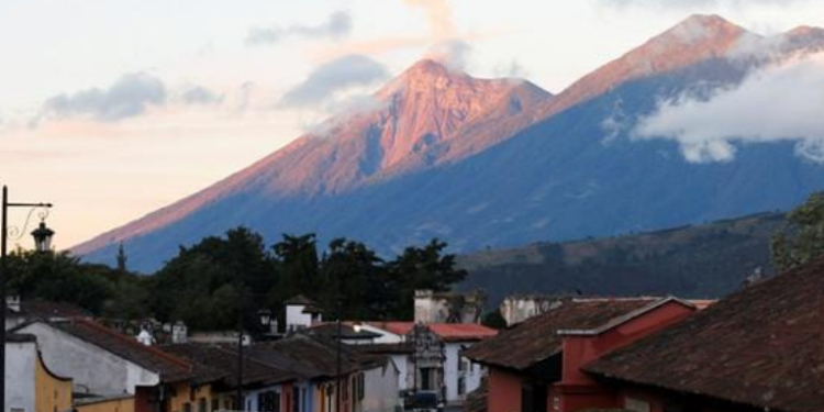 Durante la noche del pasado martes simultáneamente los volcanes Pacaya, Fuego y Santiaguito iniciaron actividad