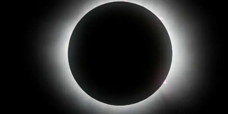 Eclipse total sumergió a América del Norte en la oscuridad