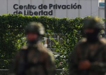 Ecuador busca a 43 reos fugados tras motín en Esmeraldas