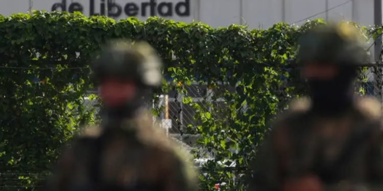 Ecuador busca a 43 reos fugados tras motín en Esmeraldas