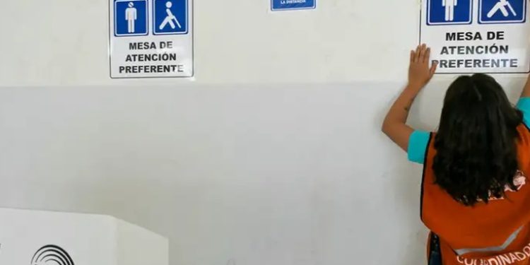 Ecuador culmina escrutinio de referéndum