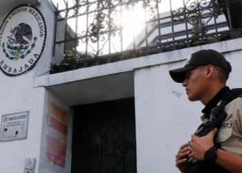 Ecuador declara persona non grata a embajadora mexicana