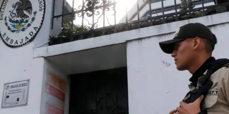 Ecuador declara persona non grata a embajadora mexicana