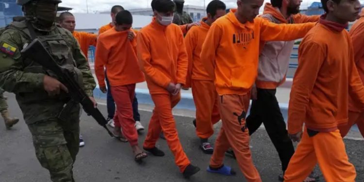 Ecuador dice que arrebató control de cárceles a criminales