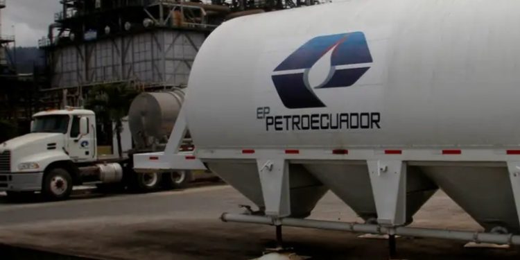 Ecuador: incendio consume parte de mayor refinería petrolera