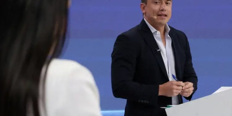 Ecuador: Noboa deja Presidencia hasta terminar la campaña