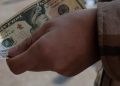 Ecuador sube el IVA para financiar combate al narcotráfico