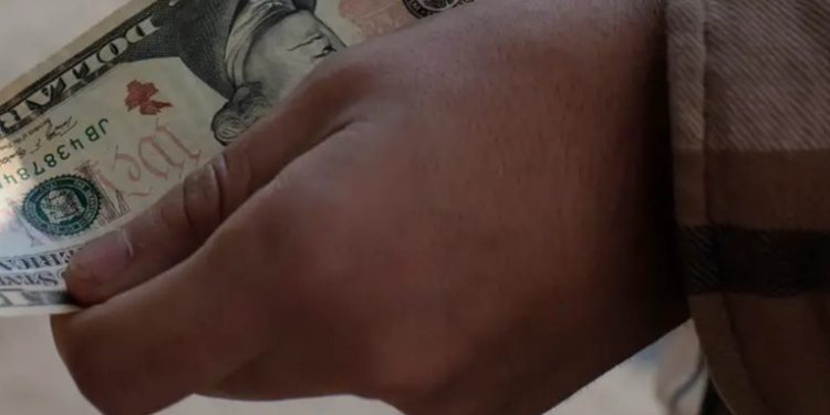 Ecuador sube el IVA para financiar combate al narcotráfico