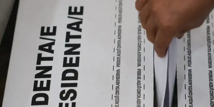 Ecuador va a segunda vuelta electoral entre Noboa y González