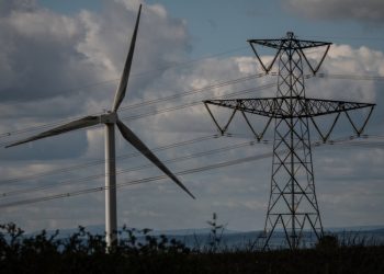 Ecuador y Colombia restablecen la conexión de su línea eléctrica