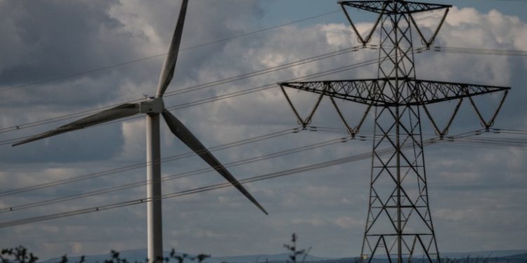 Ecuador y Colombia restablecen la conexión de su línea eléctrica