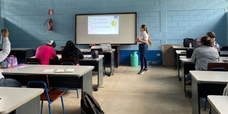 Educación contratará tutores para suplir clases perdidas por la huelga magisterial