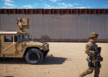EE.UU. creará dos nuevas zonas militares en su frontera con México
